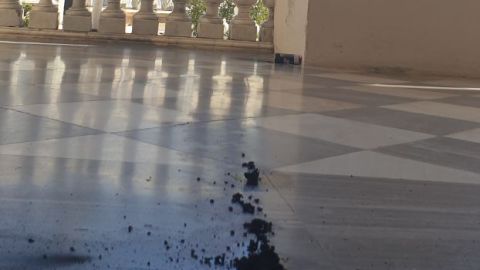 El bote de humo en el balc&oacute;n de la planta noble del Ayuntamiento de C&aacute;diz
