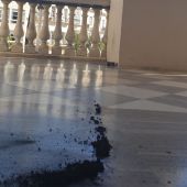 El bote de humo en el balcón de la planta noble del Ayuntamiento de Cádiz