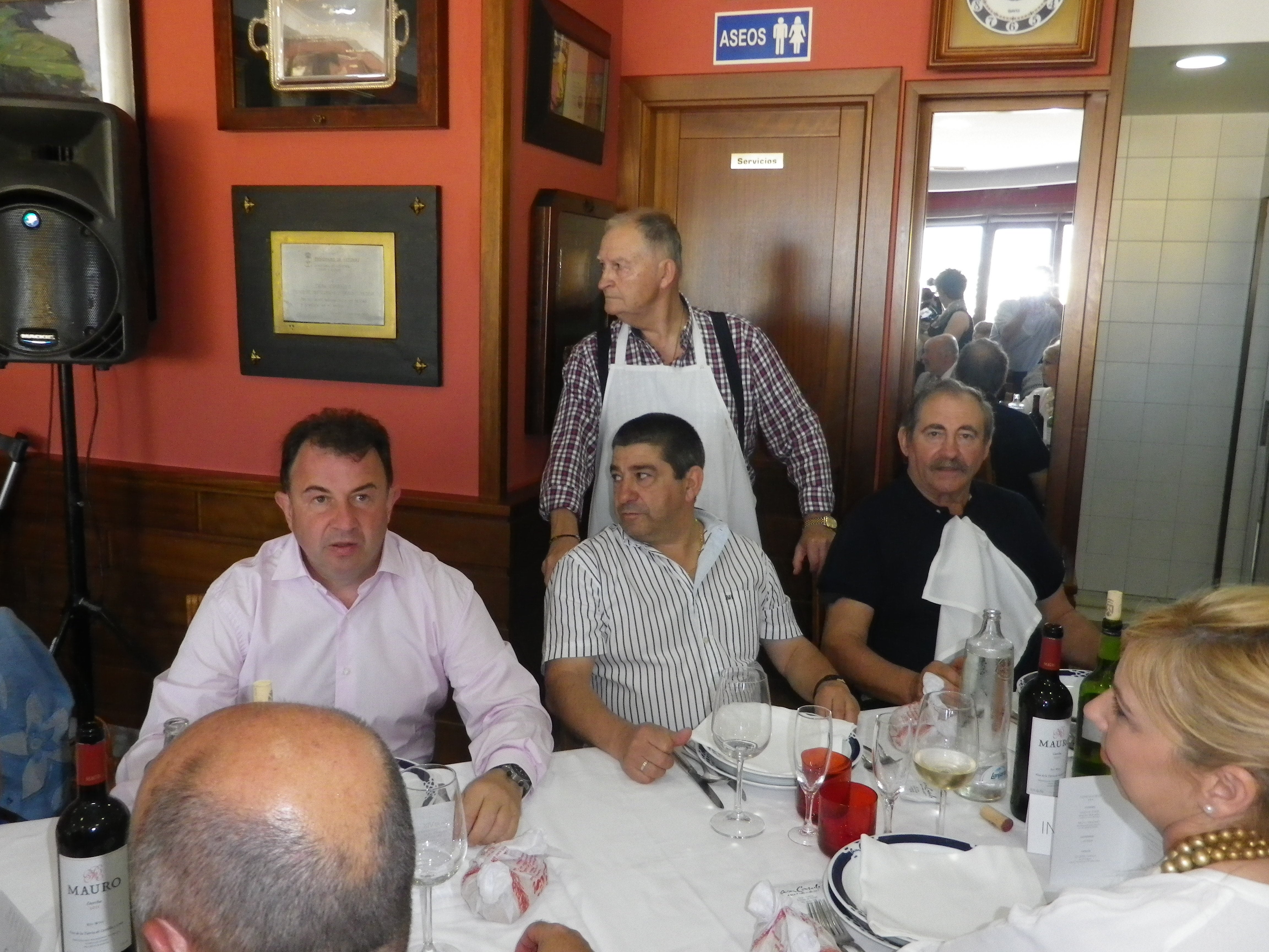 Rest. Casa Consuelo, clausurara de la XVII Bienal La Gastronomía y la Pintura, Premio “Jesús Villa Pastur, otorgando dos premios locales “tenemos a dos de Luarca, que son también entrañables a la casa, y que Luarca les debe mucho, aunque no sepa mucha gente reconocerlo”. Rest. Casa Consuelo, clausurara de la XVII Bienal La Gastronomía y la Pintura, Premio “Jesús Villa Pastur, otorgando dos premios locales “tenemos a dos de Luarca, que son también entrañables a la casa, y que Luarca les debe mucho, aunque no sepa mucha gente reconocerlo”.