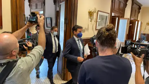 Abandonan el pleno los concejales Abandonan el pleno los concejales
