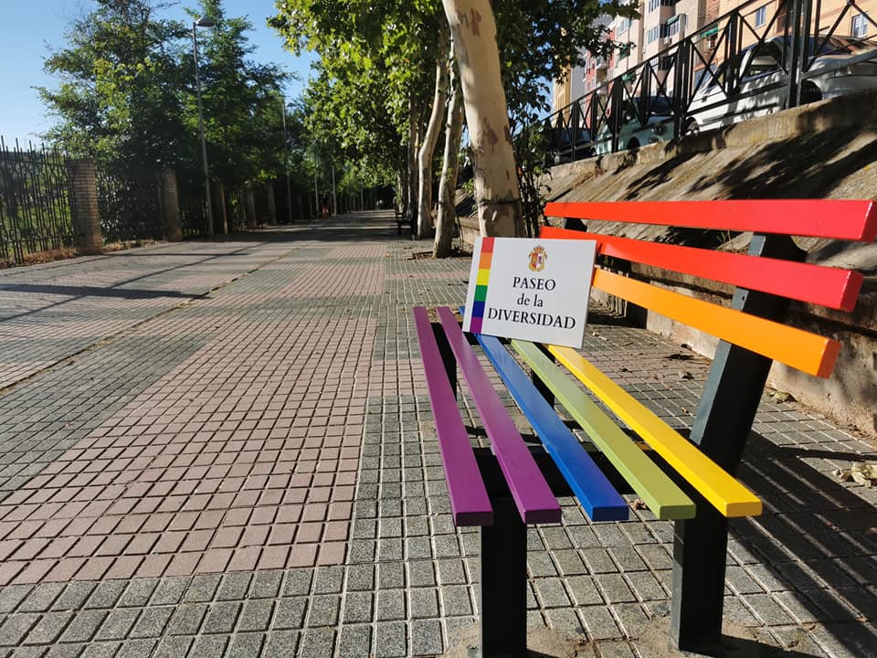 Cáceres estrena su Paseo de la Diversidad con bancos pintados con las banderas de los colectivos LGBTI Cáceres estrena su Paseo de la Diversidad con bancos pintados con las banderas de los colectivos LGBTI