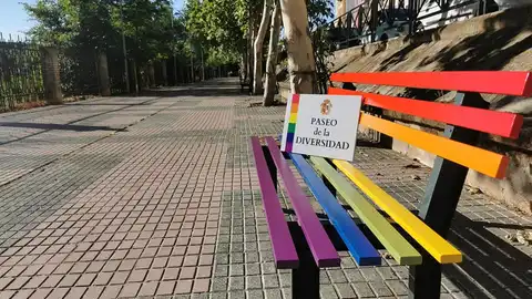 Cáceres estrena su Paseo de la Diversidad con bancos pintados con las banderas de los colectivos LGBTI Cáceres estrena su Paseo de la Diversidad con bancos pintados con las banderas de los colectivos LGBTI