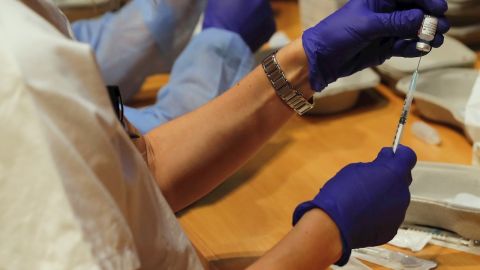 Varias comunidades valoran adelantar la vacunaci&oacute;n a aquellos que han superado la Covid