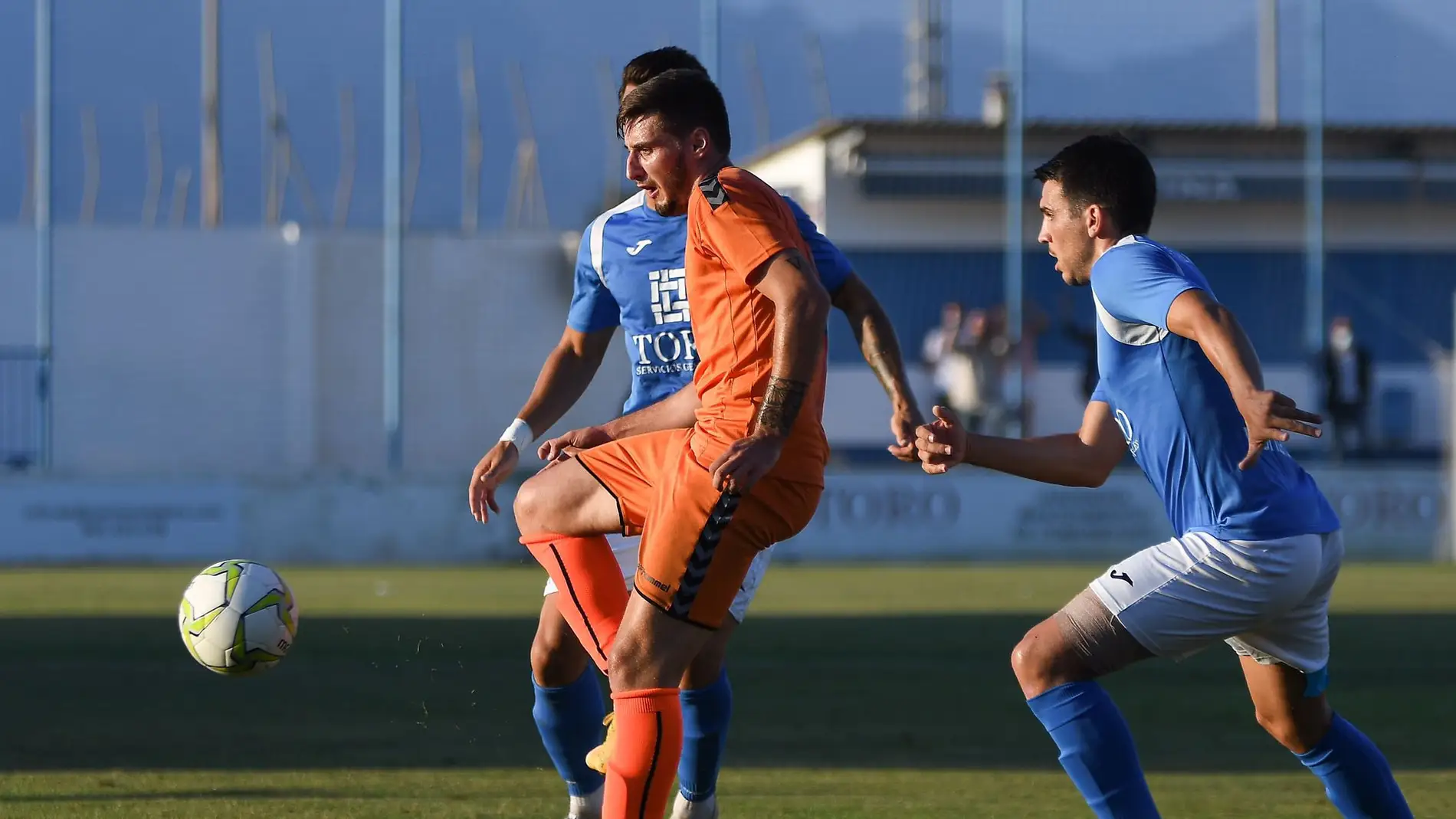 Un jugador del Athletic Club Torrellano recibe el balón en el partido ante el CFI Alicante.