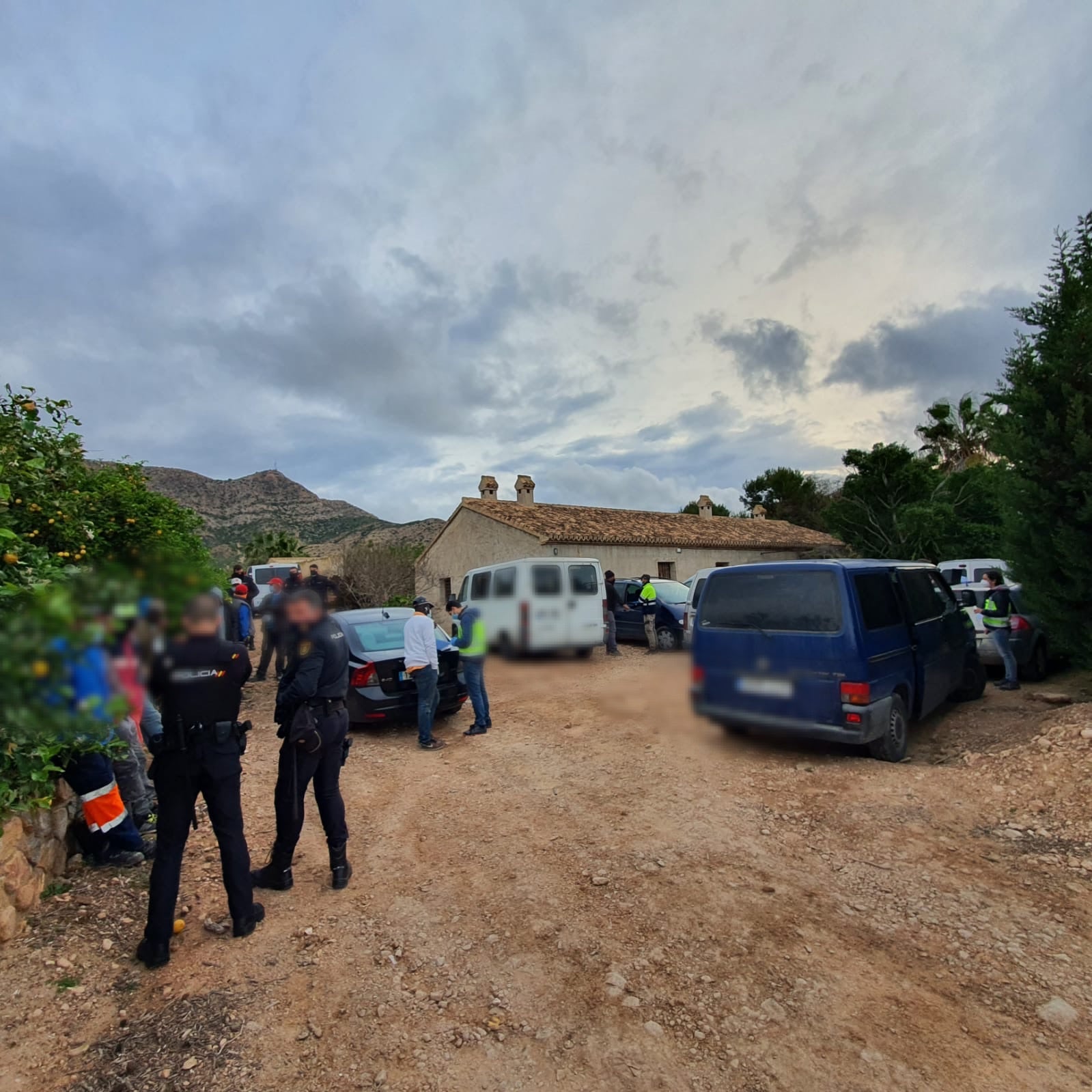 43 detenidos en una finca agraria de Torre Pacheco (Murcia) por explotar a extranjeros 43 detenidos en una finca agraria de Torre Pacheco (Murcia) por explotar a extranjeros