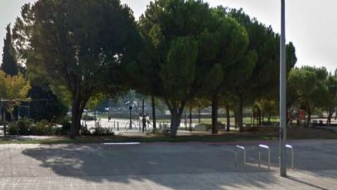 La tirolina se encuentra en un parque infantil cerca del cementerio La tirolina se encuentra en un parque infantil cerca del cementerio