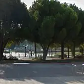 La tirolina se encuentra en un parque infantil cerca del cementerio La tirolina se encuentra en un parque infantil cerca del cementerio