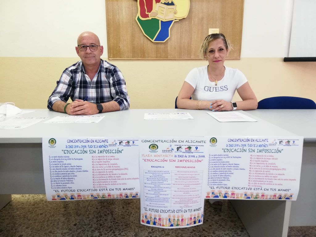Padres y madres de la pública y la concertada, se concentran este sábado para exigir la libertad de los padres a elegir, sin imposiciones, la educación de sus hijos Padres y madres de la pública y la concertada, se concentran este sábado para exigir la libertad de los padres a elegir, sin imposiciones, la educación de sus hijos