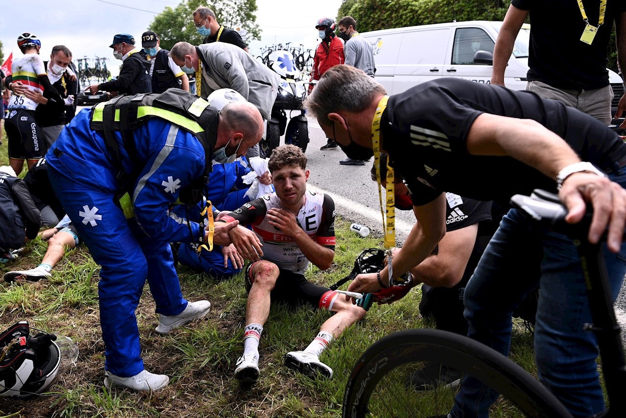 Una espectadora provoca una caída múltiple en el Tour de Francia por querer hacer un TikTok Una espectadora provoca una caída múltiple en el Tour de Francia por querer hacer un TikTok
