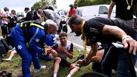 Un corredor siendo atendido en el Tour de Francia
