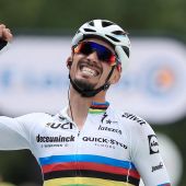 Alaphilippe viste su arcoíris con el primer maillot amarillo del Tour