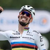 Alaphilippe viste su arcoíris con el primer maillot amarillo del Tour Alaphilippe viste su arcoíris con el primer maillot amarillo del Tour