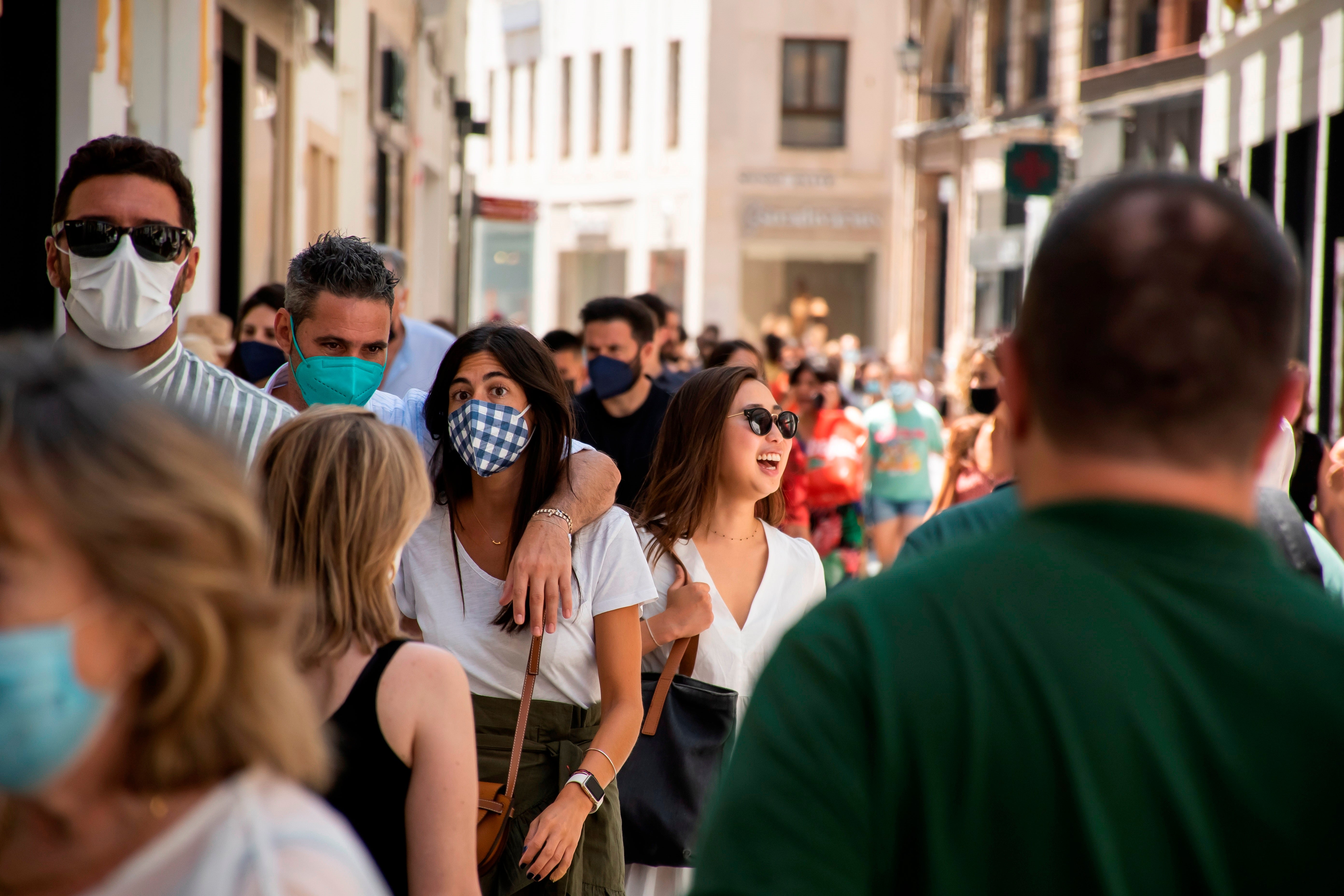 Cautela entre los malagueños ante la posibilidad de dejar de usar la mascarilla en espacios abiertos Cautela entre los malagueños ante la posibilidad de dejar de usar la mascarilla en espacios abiertos