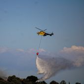 Un helicóptero en las tareas de extinción del fuego en La Atalaya