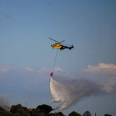 Un helicóptero en las tareas de extinción del fuego en La Atalaya Un helicóptero en las tareas de extinción del fuego en La Atalaya