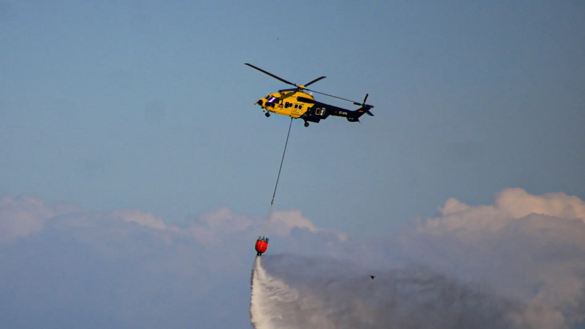 Un helicóptero en las tareas de extinción del fuego en La Atalaya