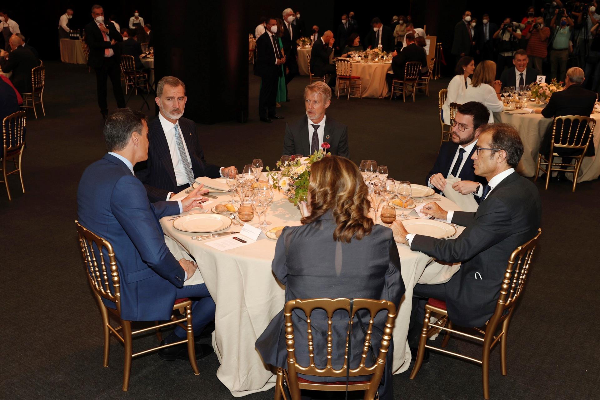 Tertulia: ¿Se puede interpretar como una prueba de distensión la cena entre Pere Aragonès y el rey Felipe VI? Tertulia: ¿Se puede interpretar como una prueba de distensión la cena entre Pere Aragonès y el rey Felipe VI?