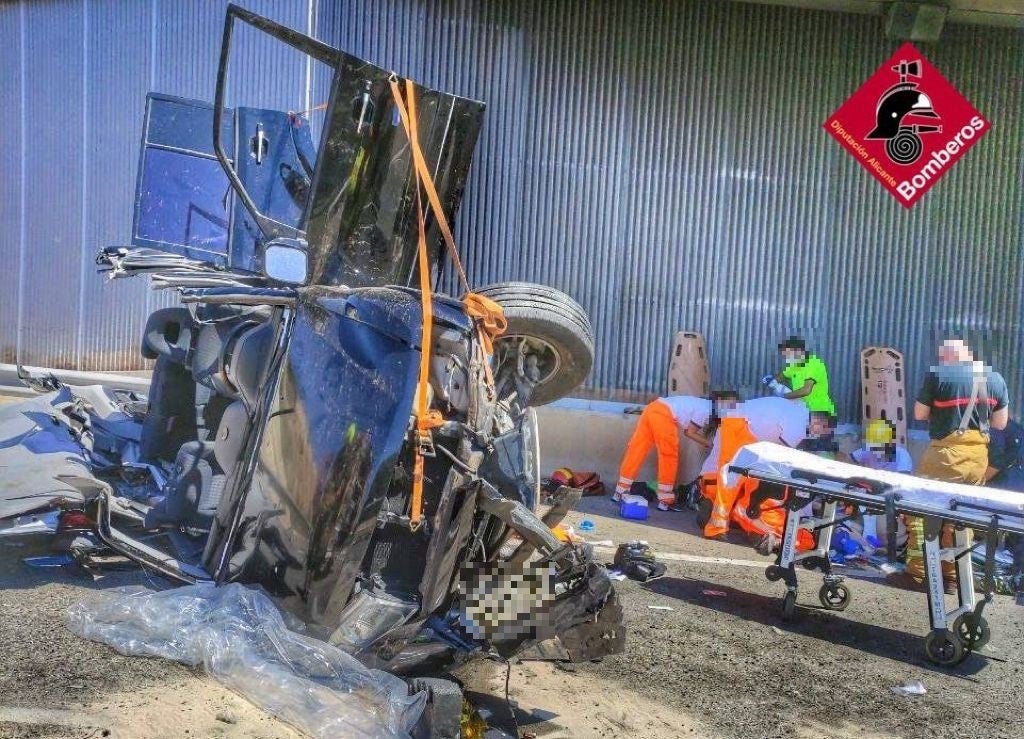 Fallece una mujer de 55 años al salir despedida de una furgoneta accidentada en la A-7 en Monforte del Cid Fallece una mujer de 55 años al salir despedida de una furgoneta accidentada en la A-7 en Monforte del Cid