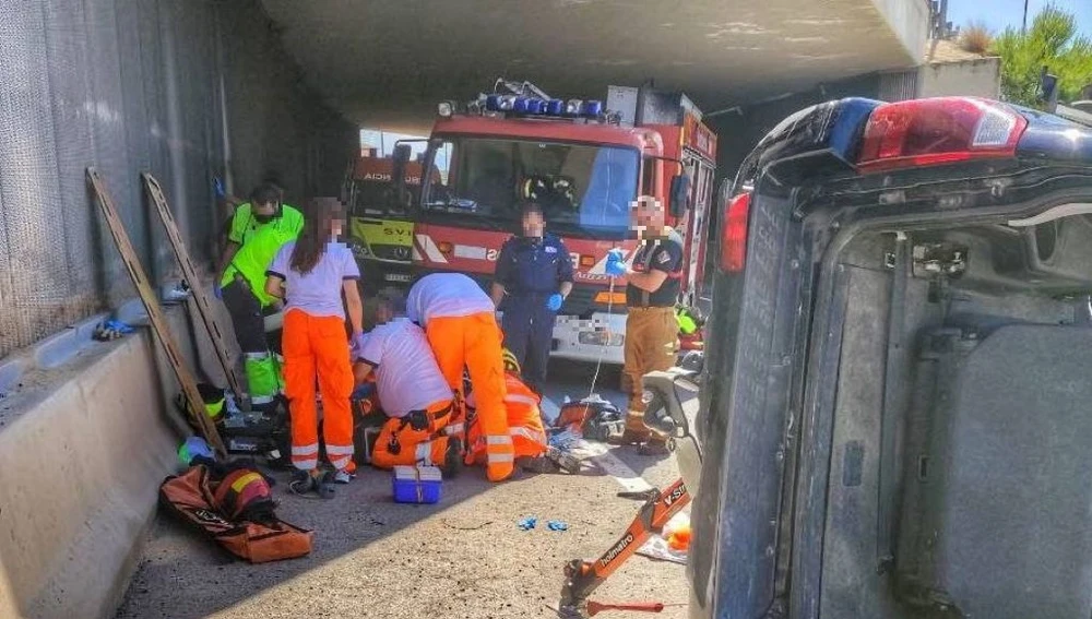 Efectivos de emergencias asistiendo a uno de los heridos en el accidente en Monforte del Cid.