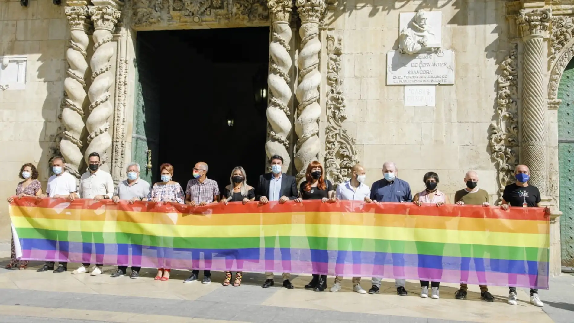 La corporación y los colectivos LGTBI despliegan la bandera 'arco iris'