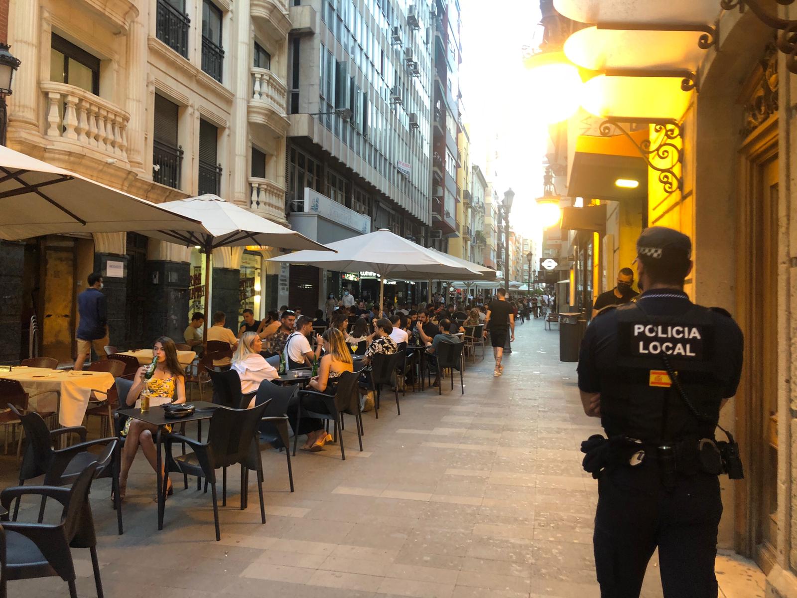 El fin de semana se cierra sin incidentes destacables y con 69 denuncias por botellón en Alicante El fin de semana se cierra sin incidentes destacables y con 69 denuncias por botellón en Alicante