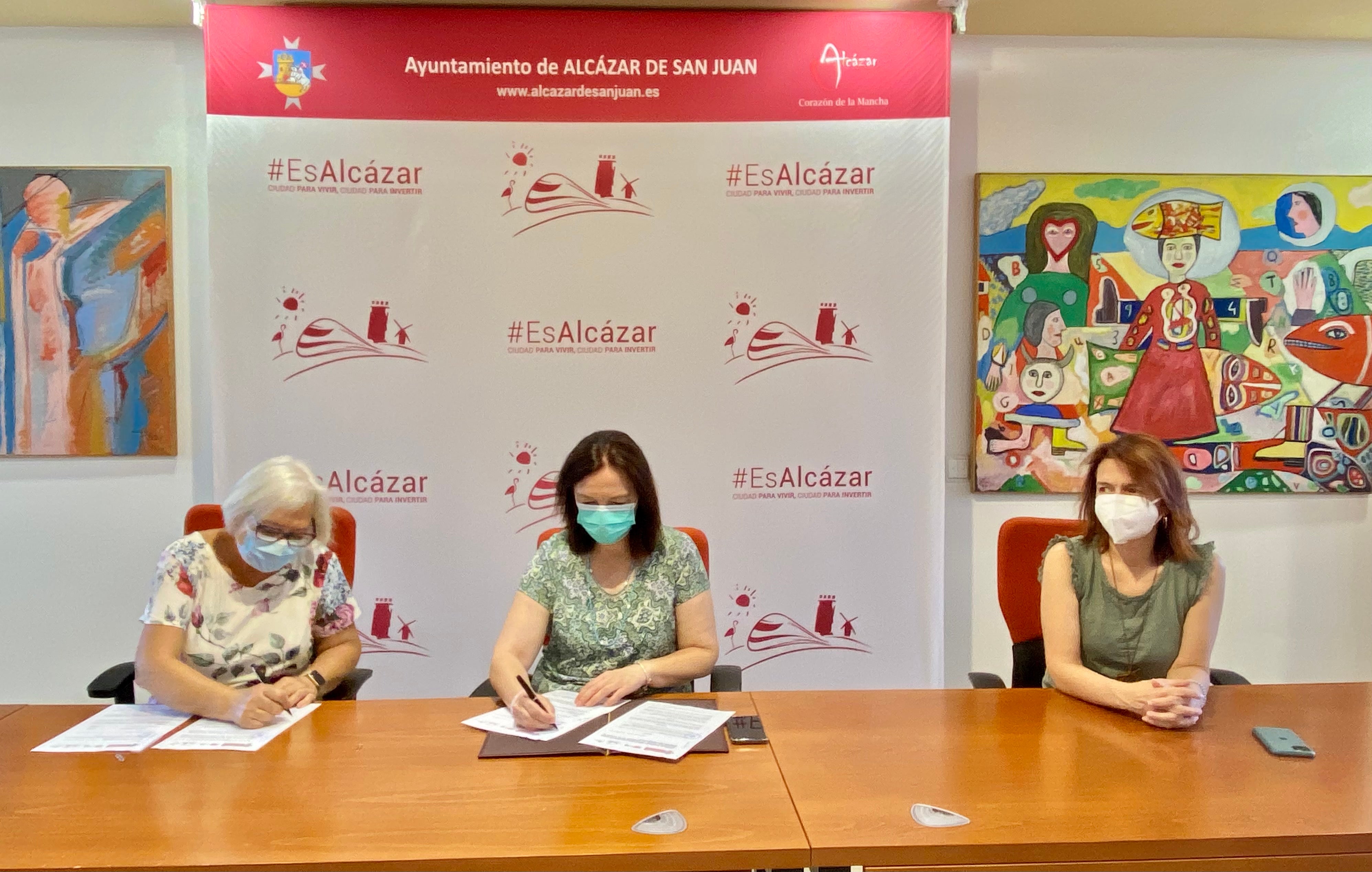 El Ayuntamiento de Alcázar y AFADIS renuevan el convenio de colaboración para el transporte adaptado El Ayuntamiento de Alcázar y AFADIS renuevan el convenio de colaboración para el transporte adaptado