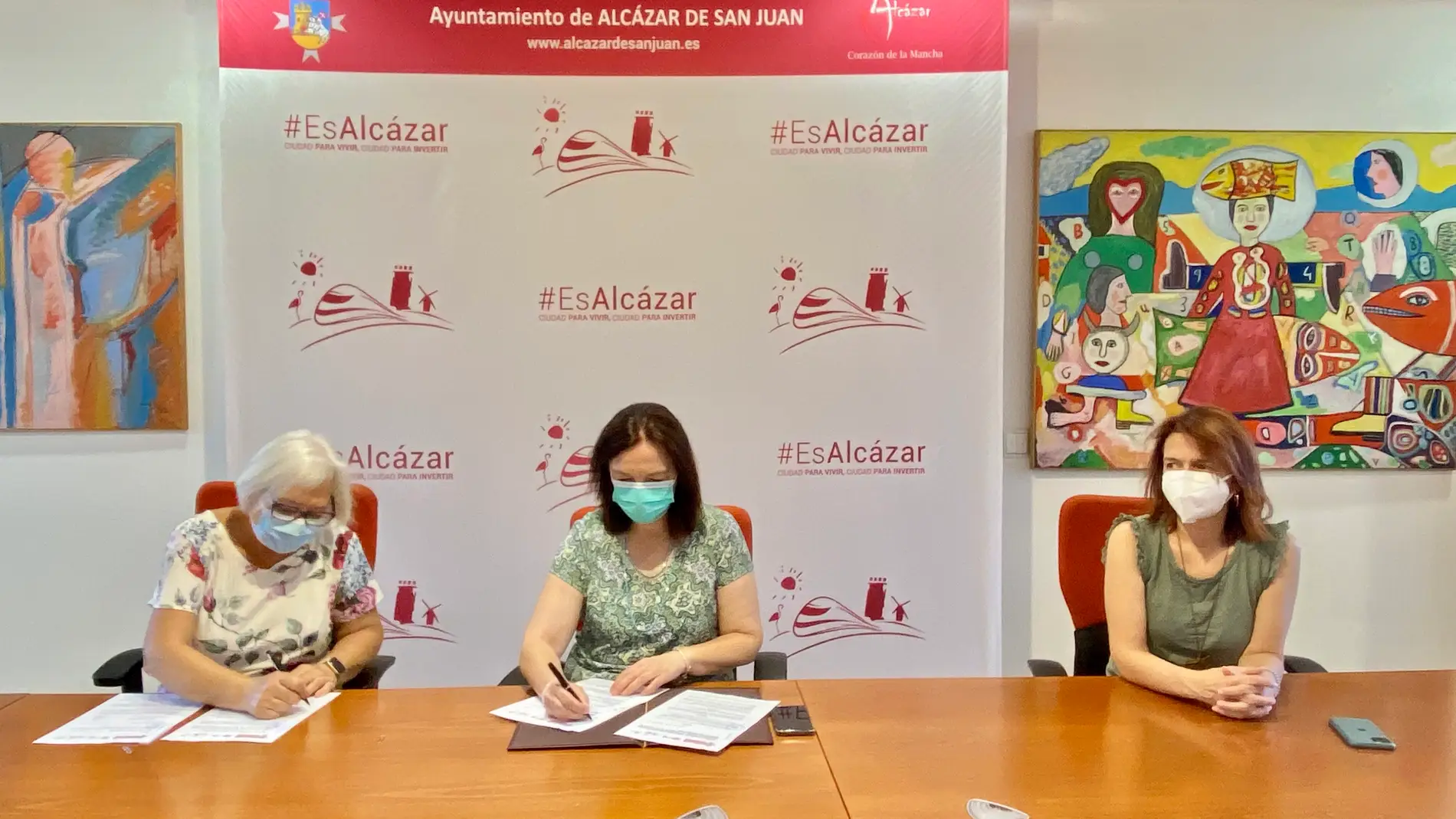 El Ayuntamiento de Alcázar y AFADIS renuevan el convenio de colaboración para el transporte adaptado