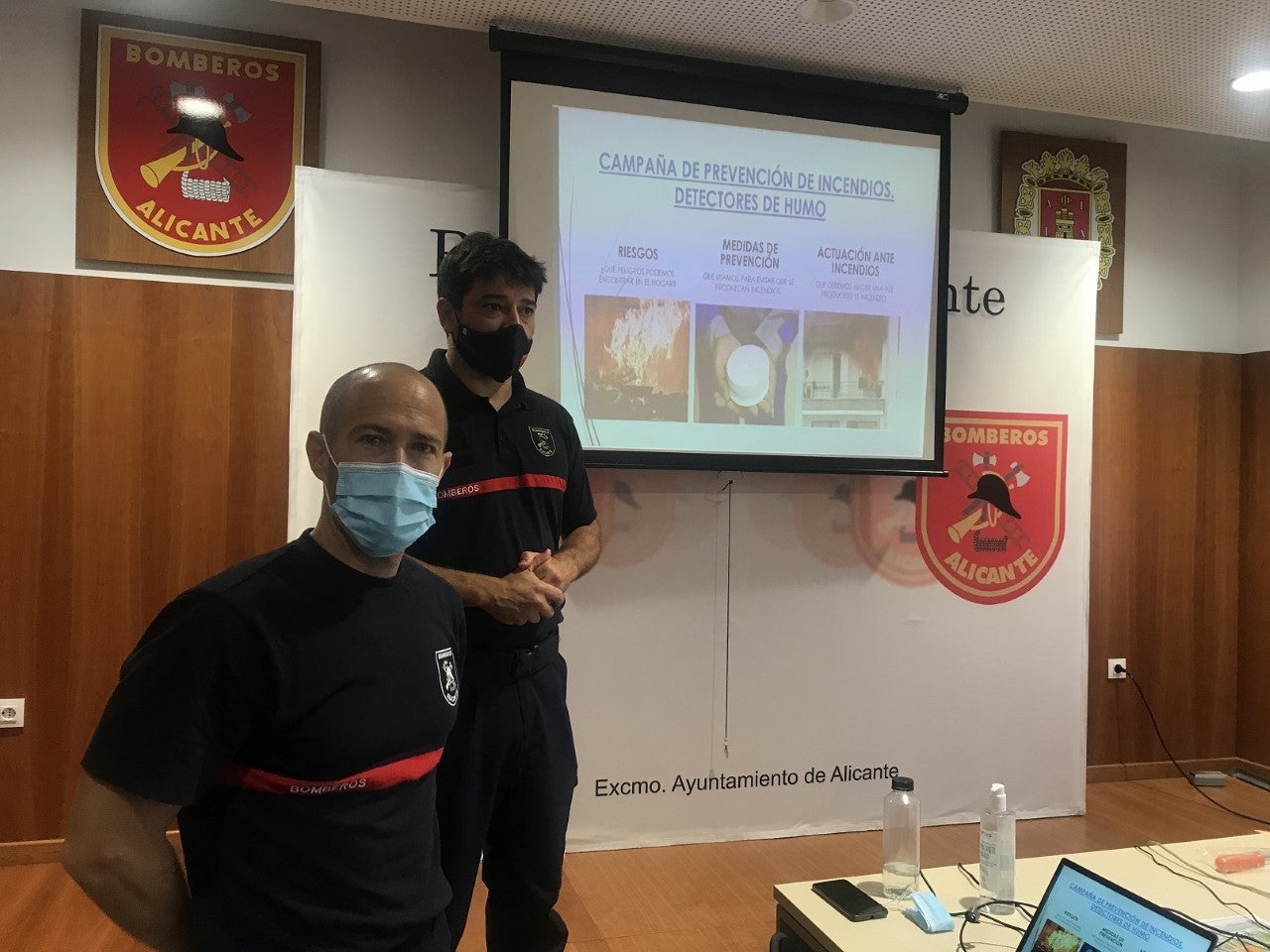 Los bomberos de Alicante extienden su campaña #salvavidas a las comunidades de propietarios Los bomberos de Alicante extienden su campaña #salvavidas a las comunidades de propietarios