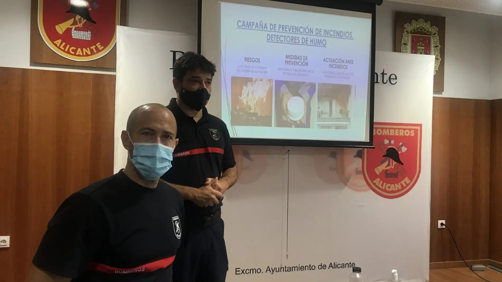 Un momento de la charla preventiva de los bomberos de Alicante 