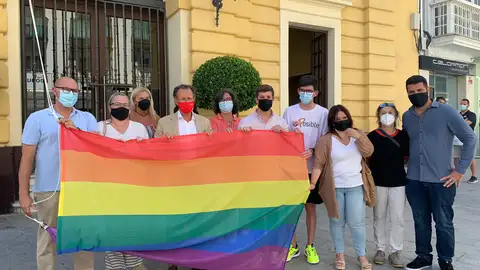 Instantes de la izada de la bandera LGTBIQ en el Ayuntamiento de Chiclana Instantes de la izada de la bandera LGTBIQ en el Ayuntamiento de Chiclana