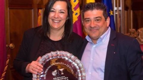 Luis Palencia, presidente del F.S. Valdepe&ntilde;as, junto a M&ordf; del Pilar Ballesteros, su mujer y secretaria-tesorera del club.