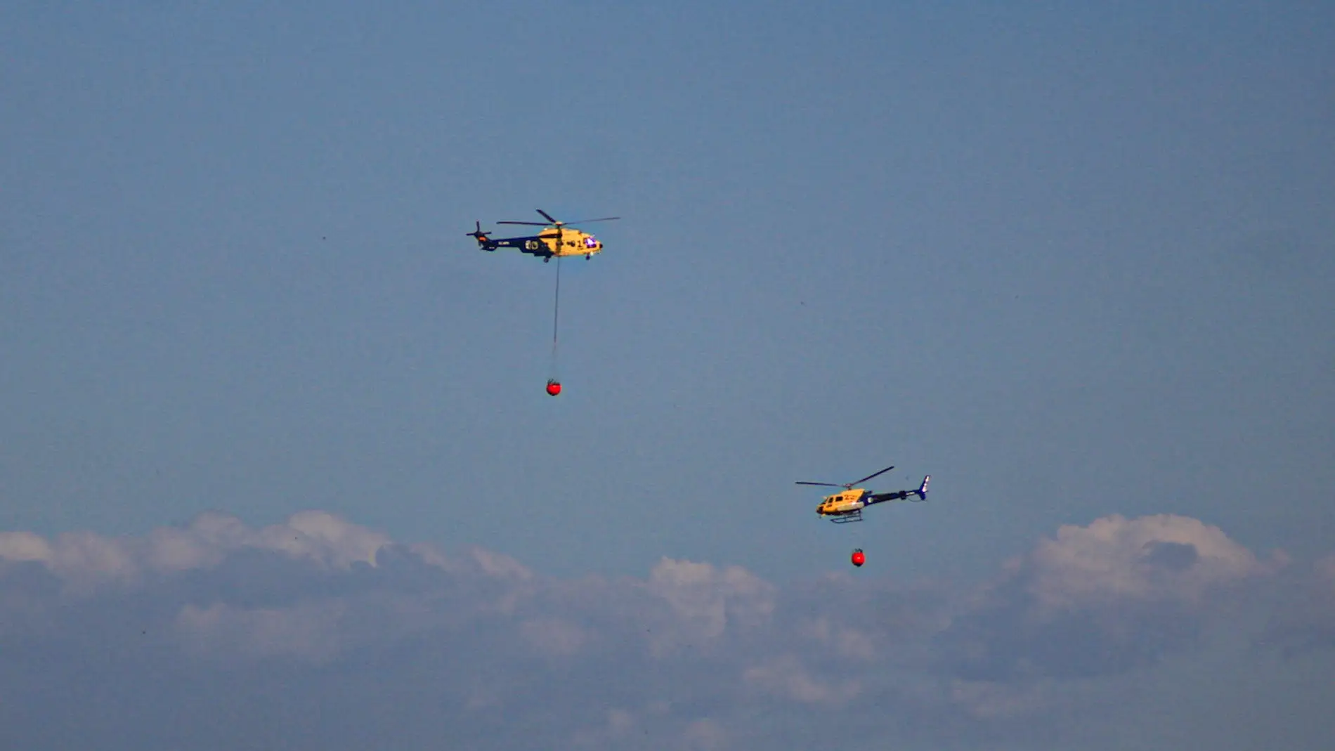 Helicópteros que participaron en la extinción del incendio