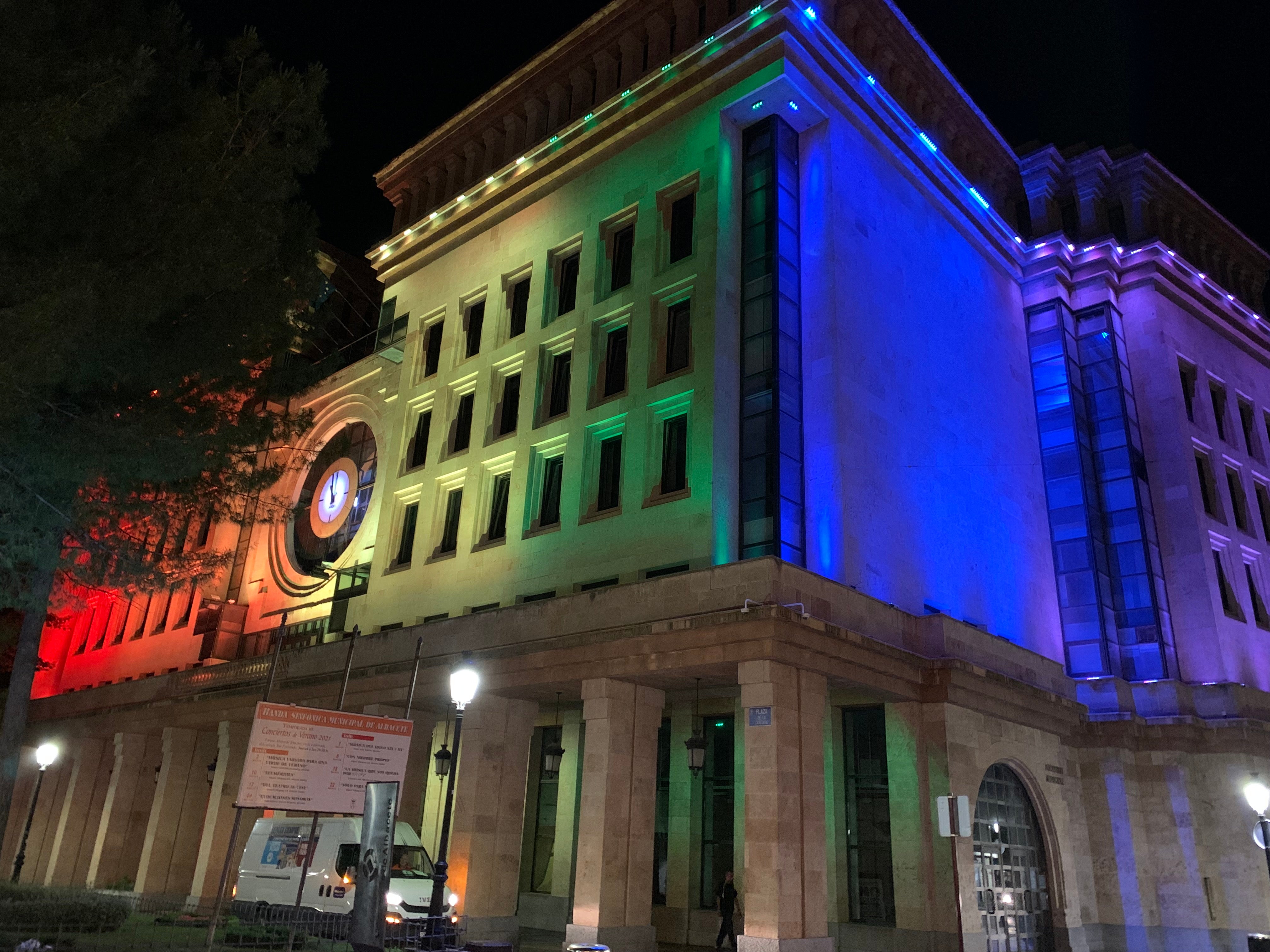 Edificios emblemáticos se iluminan por el Día del Orgullo Edificios emblemáticos se iluminan por el Día del Orgullo