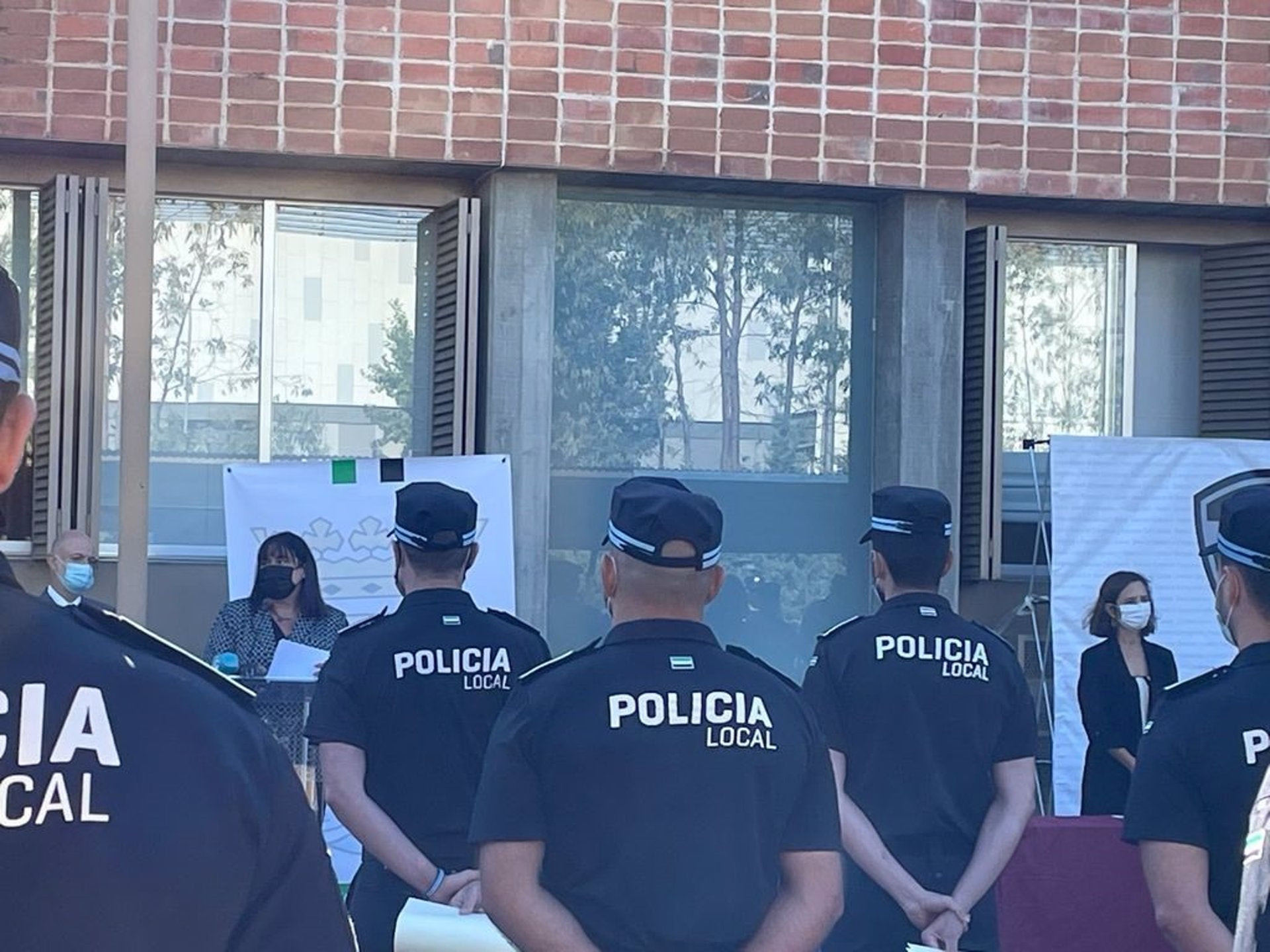 Más de 200 agentes de Policía Local reciben sus nuevos despachos en un acto en Badajoz Más de 200 agentes de Policía Local reciben sus nuevos despachos en un acto en Badajoz