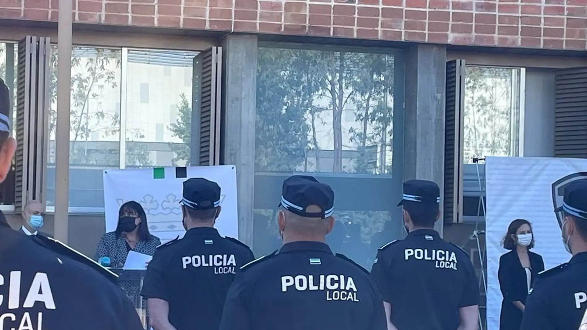 Más de 200 agentes de Policía Local reciben sus nuevos despachos en un acto en Badajoz