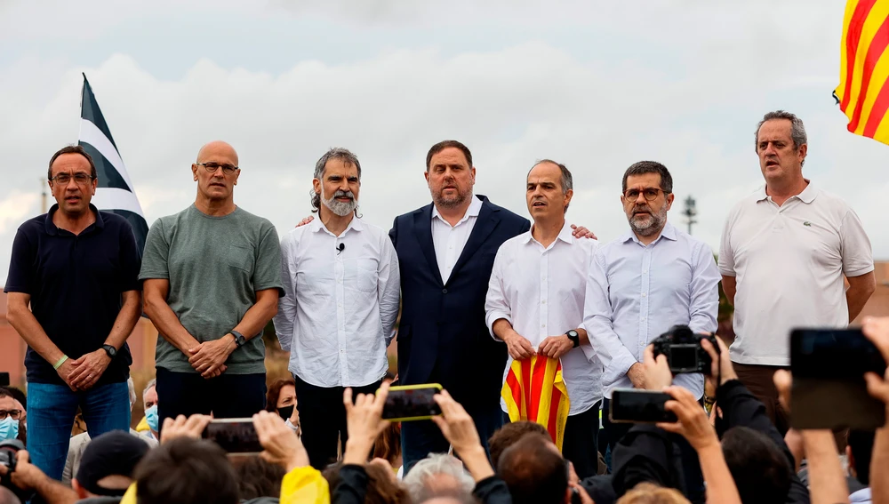 Siete de los indultados tras su salida de la prisión de Lledoners. Siete de los indultados tras su salida de la prisión de Lledoners.
