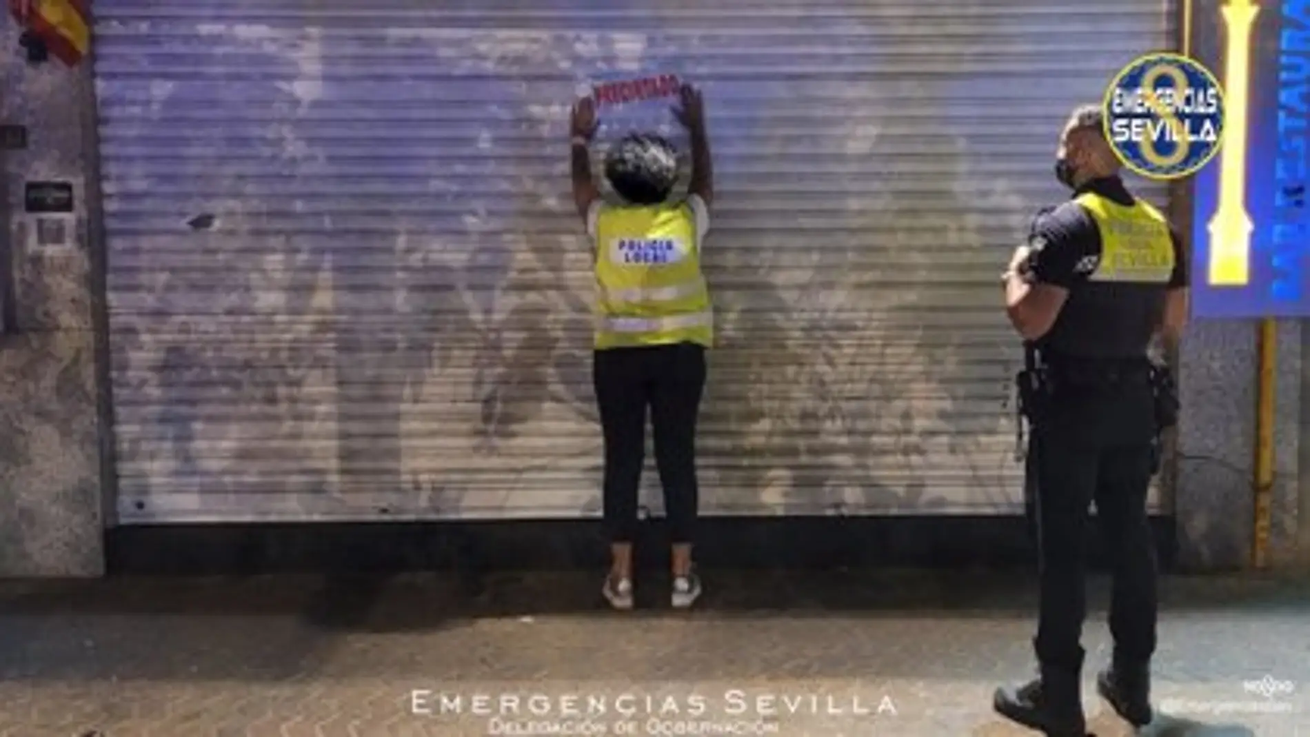 Agentes de la Policía precintan un bar en el centro de Sevilla