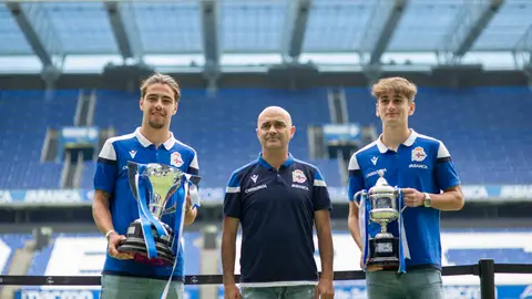 Mario Domínguez, Óscar Gilsanz y Noel López En Riazor, con la Copa de Campeones Juvenil