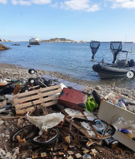 El servicio de limpieza en los puertos de Pitiusas retiran en seis meses más de 1.200 kilos de residuos El servicio de limpieza en los puertos de Pitiusas retiran en seis meses más de 1.200 kilos de residuos