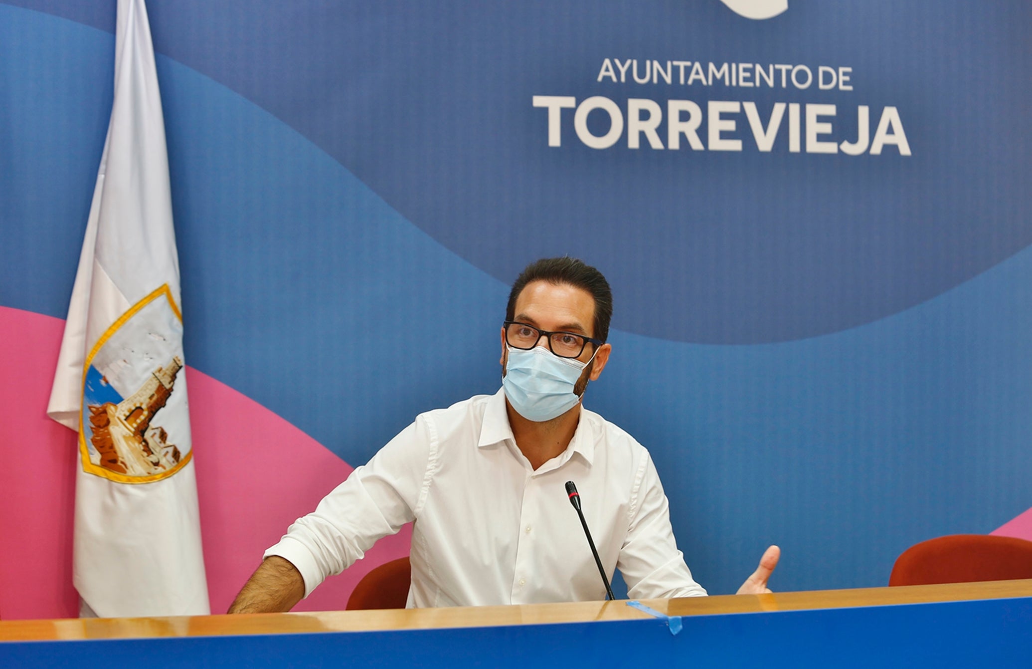 Se contratará a 70 monitores, 5 recepcionistas, 5 de socorristas y 4 monitores de natación, siendo las horas previstas en el contrato de un total de 42.054 Se contratará a 70 monitores, 5 recepcionistas, 5 de socorristas y 4 monitores de natación, siendo las horas previstas en el contrato de un total de 42.054