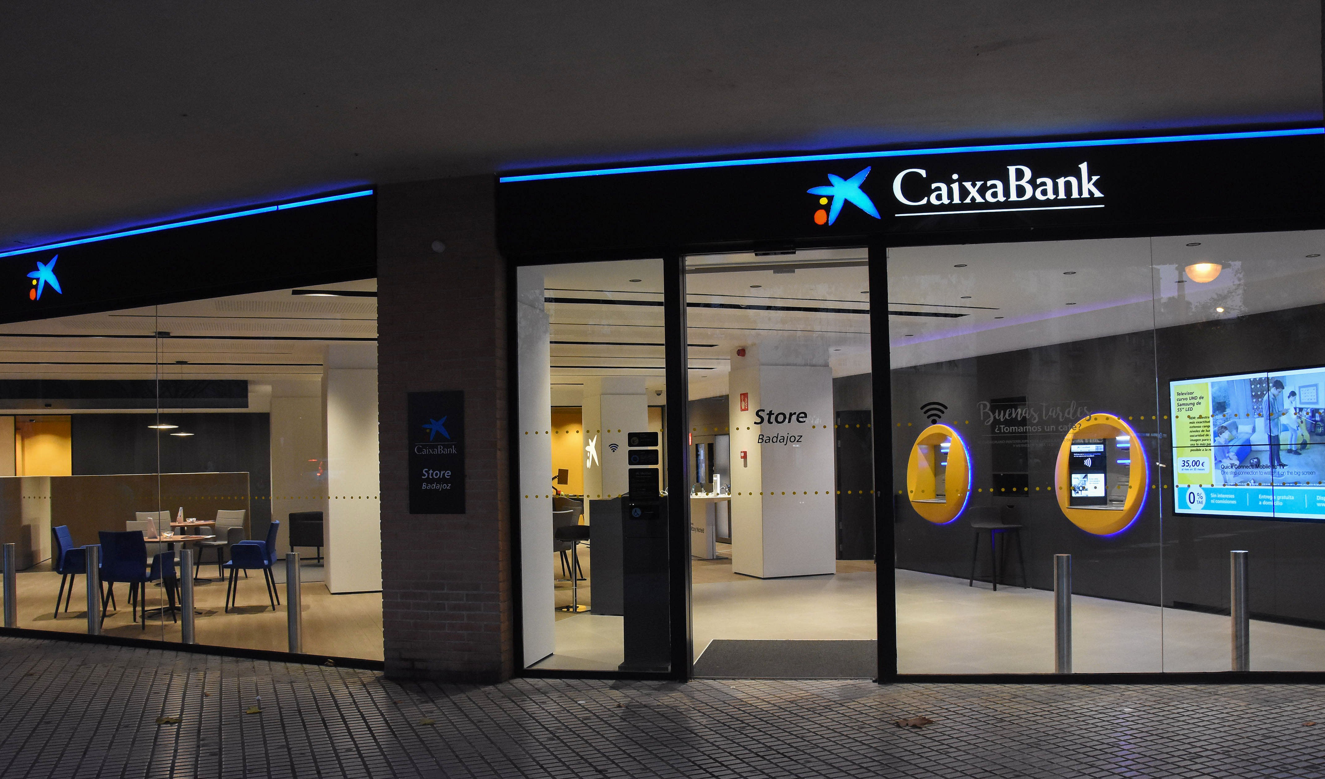 Trabajadores de Caixabank protagonizan una nueva jornada de huelga y se concentran en Badajoz en rechazo al ERE Trabajadores de Caixabank protagonizan una nueva jornada de huelga y se concentran en Badajoz en rechazo al ERE