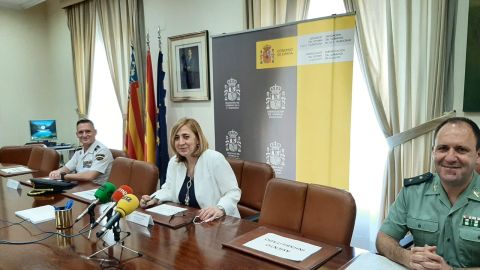 La Subdelegada, Araceli Poblador, junto a los responsables de la Policía Nacinal y de la Guardia Civil en Alicante 