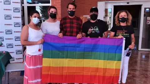 Con motivo de la celebración del día del orgullo LGTBIQ+ nos acercamos a este colectivo rojales