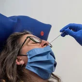 Un sanitario realiza una prueba PCR Un sanitario realiza una prueba PCR