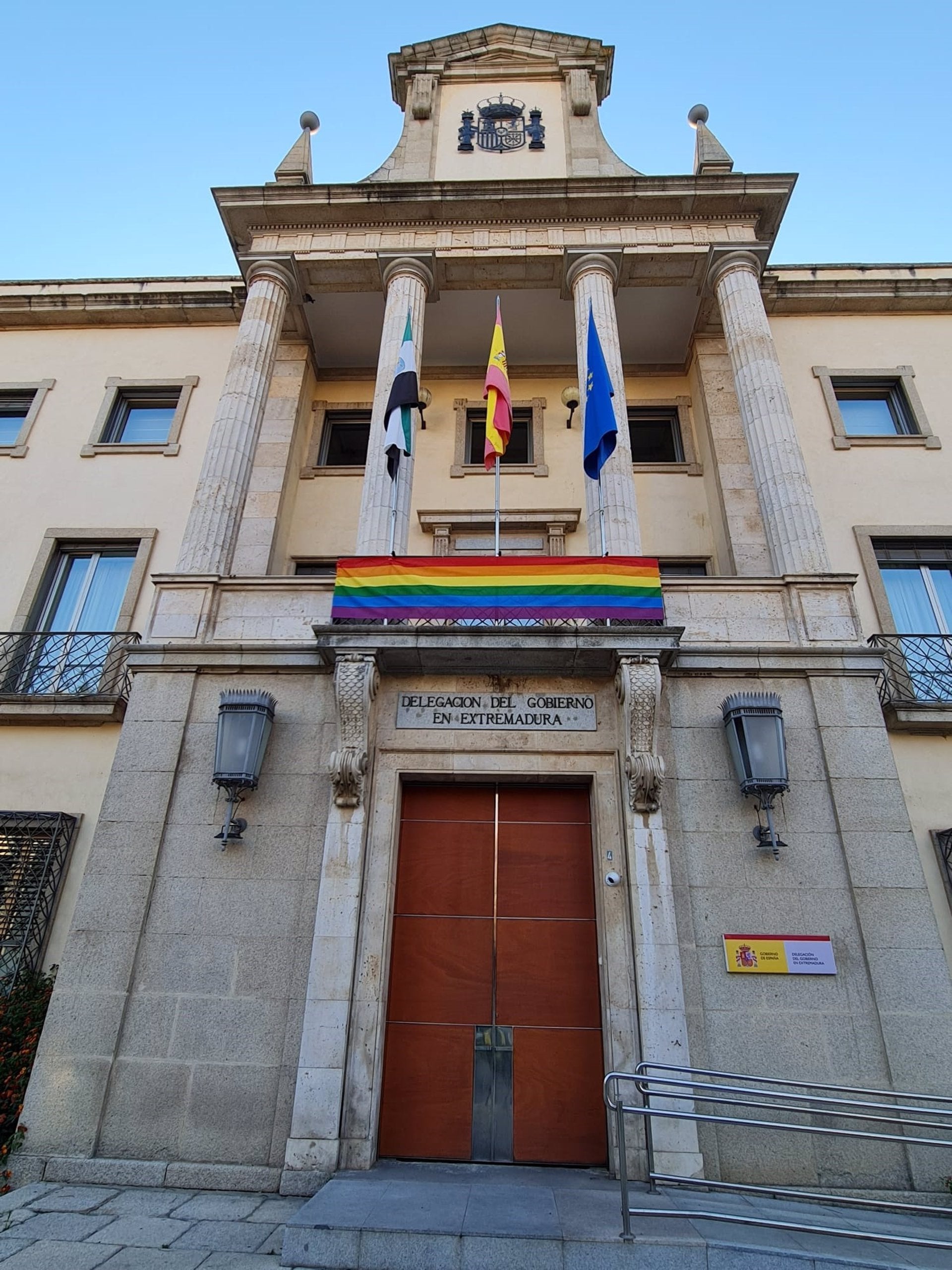 Vox pide a la Delegación del Gobierno y Ayuntamiento de Badajoz que retiren de sus edificios la bandera LGTBI Vox pide a la Delegación del Gobierno y Ayuntamiento de Badajoz que retiren de sus edificios la bandera LGTBI