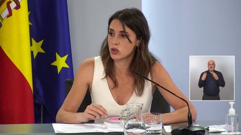 Montero vuelve a usar el lenguaje inclusivo en la rueda de prensa posterior a la aprobaci&oacute;n de la Ley Trans: "No est&aacute;is soles"