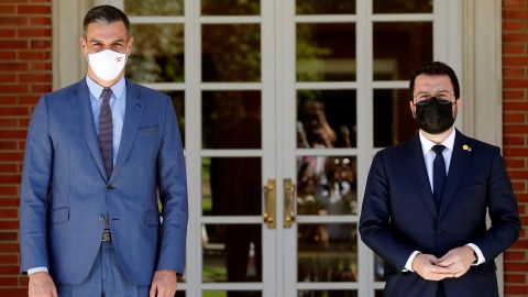 El presidente del Gobierno, Pedro S&aacute;nchez (i), recibe al presidente de la Generalitat, Pere Aragon&egrave;s.