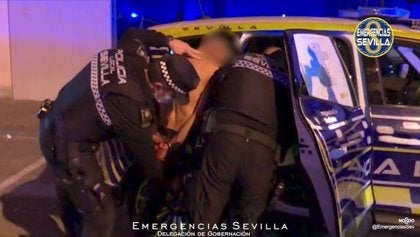 La Policía detiene a un joven de 26 años por abusar sexualmente de una chica de 25 años y golpearla La Policía detiene a un joven de 26 años por abusar sexualmente de una chica de 25 años y golpearla