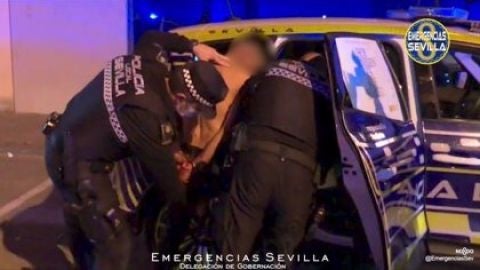 Momento en el que agentes de la Policía Local detienen al joven de 26 años