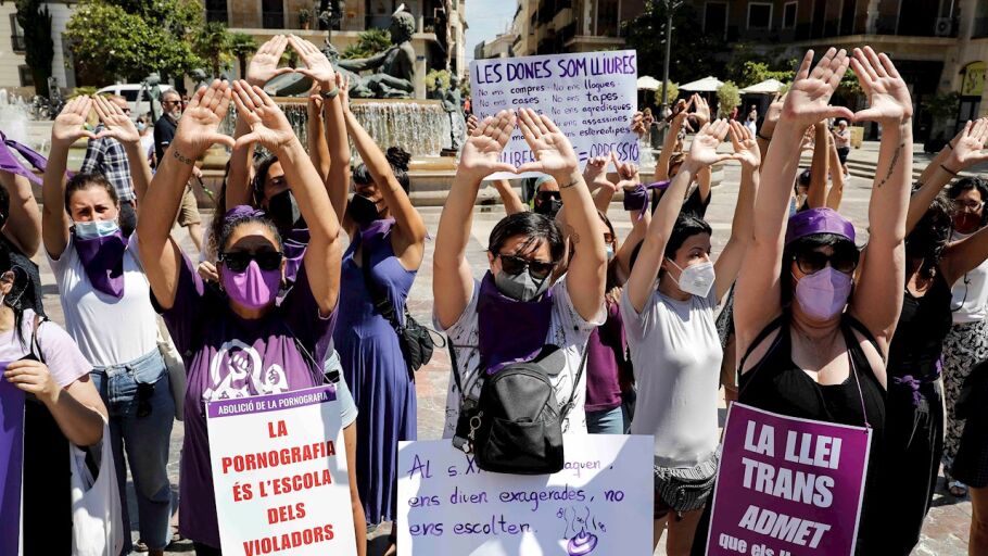 Feministas se manifiestan contra la ley trans